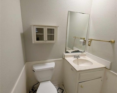 850 Greenvale Road - Photo Thumbnail 4