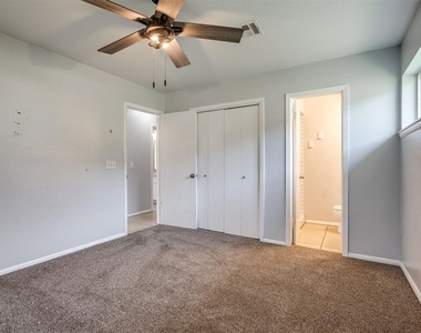 8900 S Hillcrest Drive - Photo Thumbnail 17