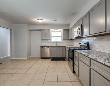 8900 S Hillcrest Drive - Photo Thumbnail 9