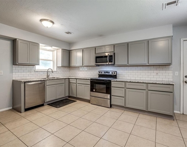 8900 S Hillcrest Drive - Photo Thumbnail 8
