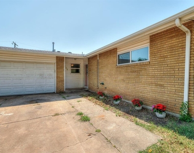 8900 S Hillcrest Drive - Photo Thumbnail 2