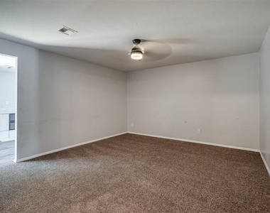 8900 S Hillcrest Drive - Photo Thumbnail 4
