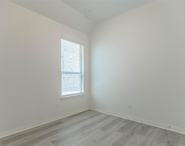 1404 Suttonview Drive - Photo Thumbnail 24