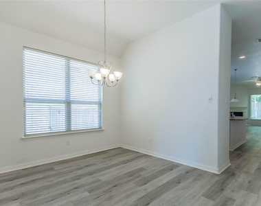 1404 Suttonview Drive - Photo Thumbnail 5