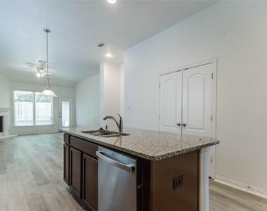 1404 Suttonview Drive - Photo Thumbnail 8