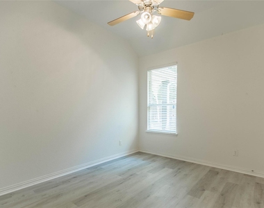 1404 Suttonview Drive - Photo Thumbnail 23