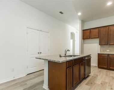 1404 Suttonview Drive - Photo Thumbnail 16