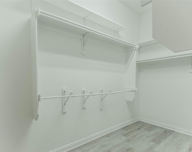 1404 Suttonview Drive - Photo Thumbnail 21