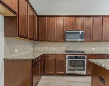 1404 Suttonview Drive - Photo Thumbnail 7