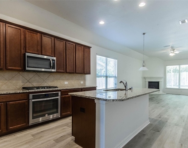 1404 Suttonview Drive - Photo Thumbnail 6