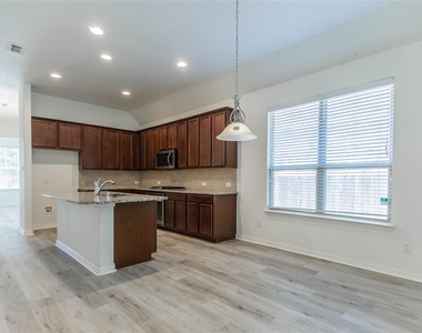 1404 Suttonview Drive - Photo Thumbnail 13