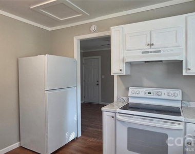 918 Mountain Crest Drive - Photo Thumbnail 4