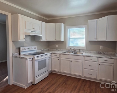 918 Mountain Crest Drive - Photo Thumbnail 2