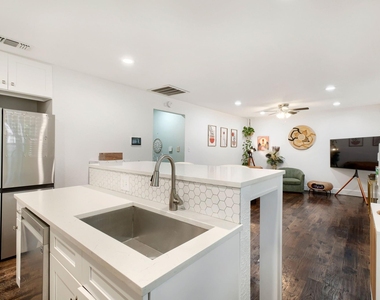 818 N Windomere Avenue - Photo Thumbnail 10