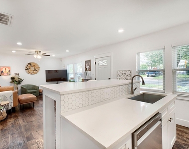 818 N Windomere Avenue - Photo Thumbnail 12