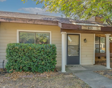 613 Hunters Glen Street - Photo Thumbnail 3