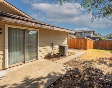 613 Hunters Glen Street - Photo Thumbnail 19