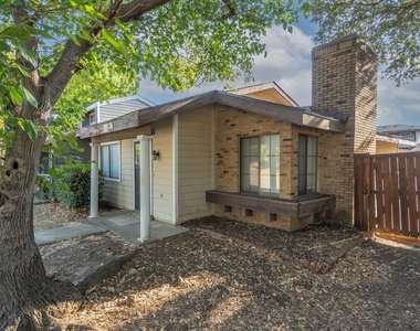 613 Hunters Glen Street - Photo Thumbnail 2
