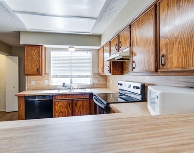 613 Hunters Glen Street - Photo Thumbnail 8