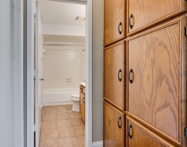 613 Hunters Glen Street - Photo Thumbnail 15