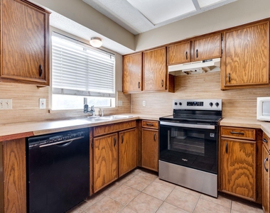 613 Hunters Glen Street - Photo Thumbnail 10