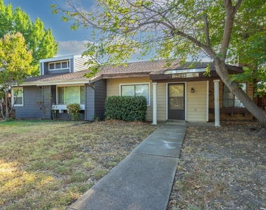 613 Hunters Glen Street - Photo Thumbnail 1