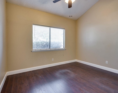 613 Hunters Glen Street - Photo Thumbnail 14