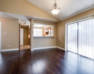613 Hunters Glen Street - Photo Thumbnail 6