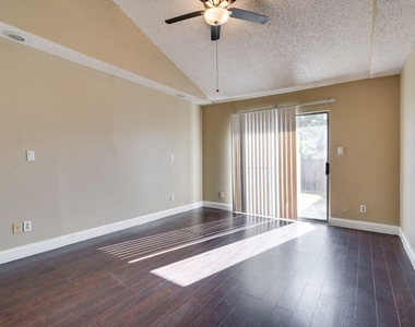 613 Hunters Glen Street - Photo Thumbnail 13