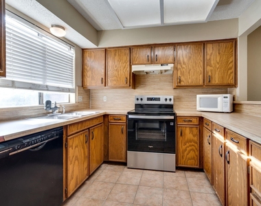 613 Hunters Glen Street - Photo Thumbnail 7
