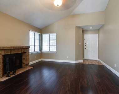 613 Hunters Glen Street - Photo Thumbnail 4