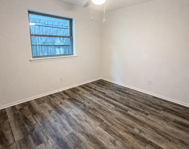 5309 Holly Trail - Photo Thumbnail 14