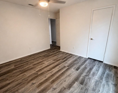 5309 Holly Trail - Photo Thumbnail 17