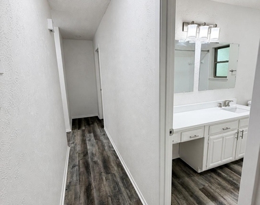 5309 Holly Trail - Photo Thumbnail 8