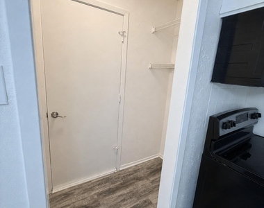 5309 Holly Trail - Photo Thumbnail 4