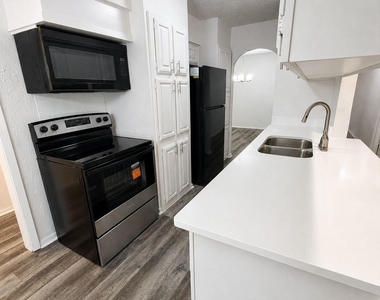 5309 Holly Trail - Photo Thumbnail 3