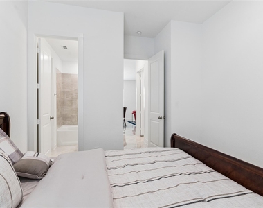 2216 Lakelet Drive - Photo Thumbnail 31