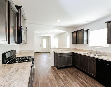 518 Thompson Place - Photo Thumbnail 2