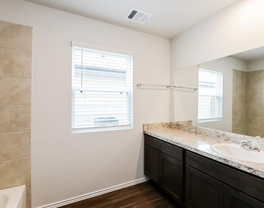 518 Thompson Place - Photo Thumbnail 7