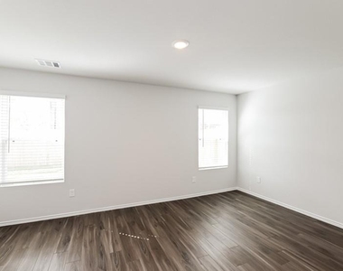 518 Thompson Place - Photo Thumbnail 5