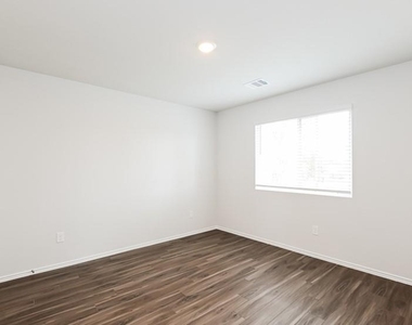 518 Thompson Place - Photo Thumbnail 12