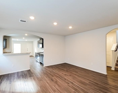 518 Thompson Place - Photo Thumbnail 4