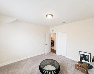 2812 Ranger Lane - Photo Thumbnail 6
