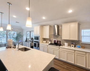 2812 Ranger Lane - Photo Thumbnail 12