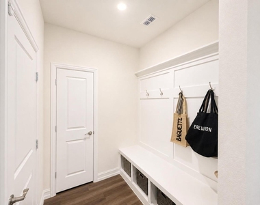2812 Ranger Lane - Photo Thumbnail 10
