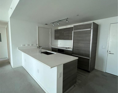1100 S Miami Avenue - Photo Thumbnail 3