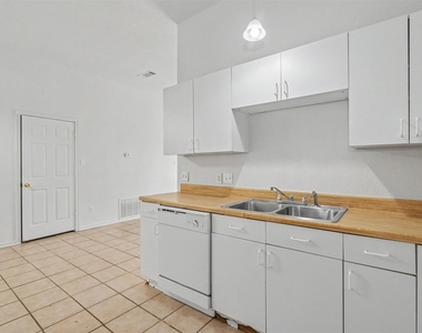 210 Joshua Boulevard - Photo Thumbnail 11