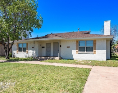 912 N Judge Ely Street - Photo Thumbnail 2