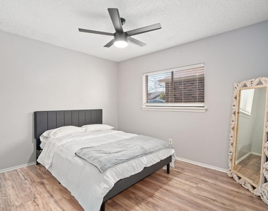 2334 Dartmouth Drive - Photo Thumbnail 6