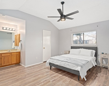 2334 Dartmouth Drive - Photo Thumbnail 4